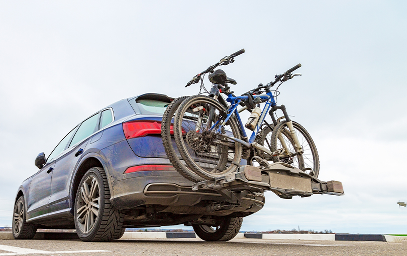 Descubra como transportar sua bicicleta no carro com segurança