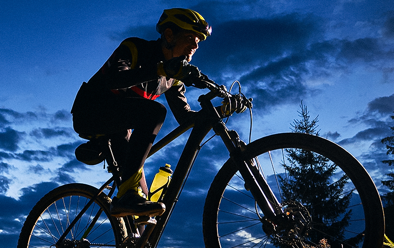 5 acessórios indispensáveis para sua segurança no ciclismo noturno
